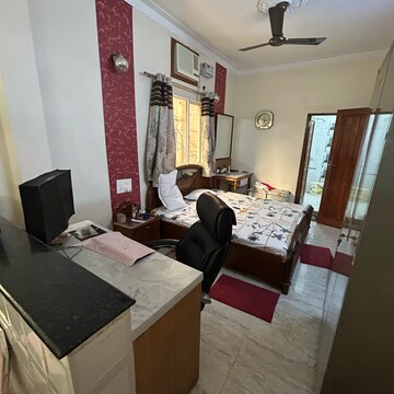 Team Area in 1 RK Builder Floor at South Extension I – for Rent