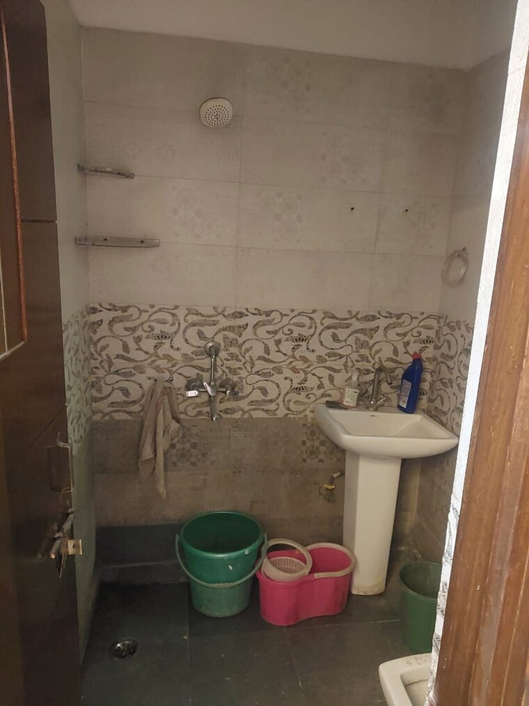 Bathroom, panchsheel enclave 3 Bedroom 85 Sq.Yd. Independent House In Panchsheel Enclave Ghaziabad 8965504