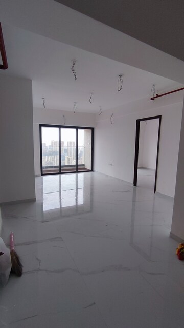 Room in 2 BHK Apartment at Level The Residences, Andheri West – for Rent