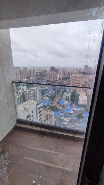 Room in 2 BHK Apartment at Level The Residences, Andheri West – for Rent