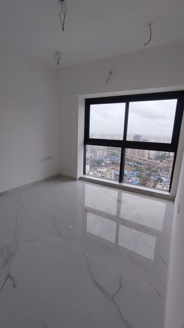 Room in 2 BHK Apartment at Level The Residences, Andheri West – for Rent