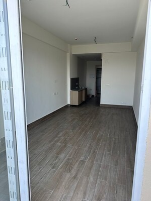 Room in Studio Apartment at Gaur Runway Suites, Gaur Yamuna City – for Rent