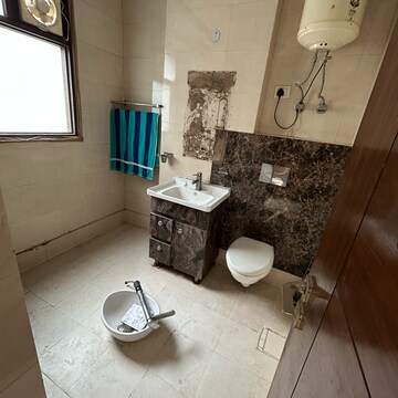 Team Area in 3 BHK Builder Floor at Kotla Mubarakpur – for Rent