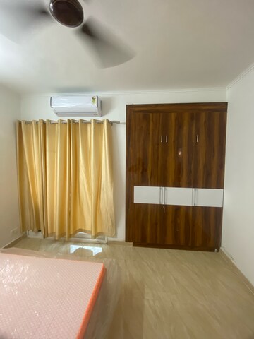 Room in 2.5 BHK Apartment at Gaur Yamuna City 16th Park View, Sector 19 Yamuna Expressway – for Rent