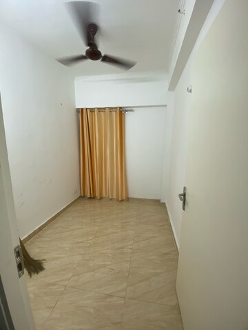 Room in 2.5 BHK Apartment at Gaur Yamuna City 16th Park View, Sector 19 Yamuna Expressway – for Rent