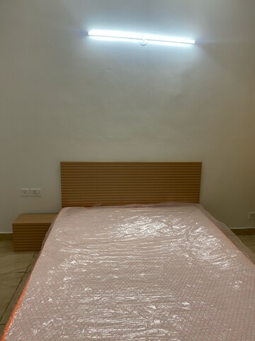 Room in 2.5 BHK Apartment at Gaur Yamuna City 16th Park View, Sector 19 Yamuna Expressway – for Rent