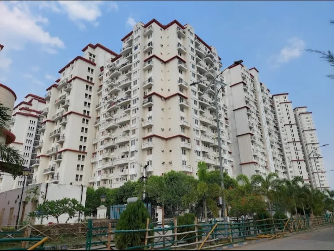 3.5 BHK + Servant Room Apartment For Sale in Dlf Heights Newtown 