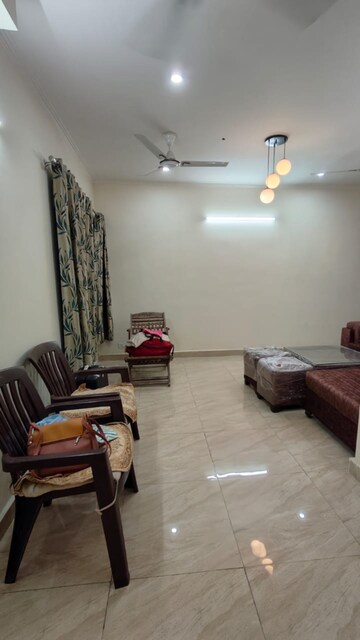 Room in 3 BHK Apartment at Gaur Yamuna City 16th Park View, Sector 19 Yamuna Expressway – for Rent