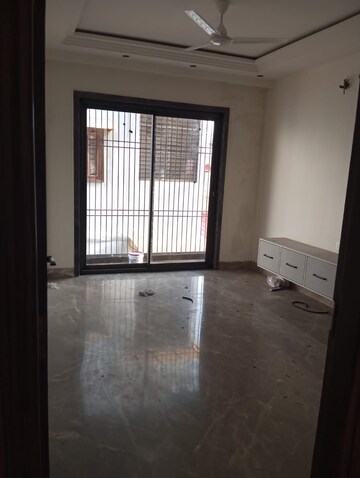 Room in 3 BHK Apartment at Navbharat Apartments, Paschim Vihar – for Rent