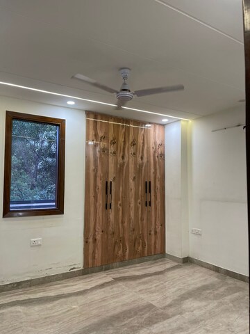 Room in 3 BHK Apartment at Shubh Niketan Apartments, Paschim Vihar – for Rent