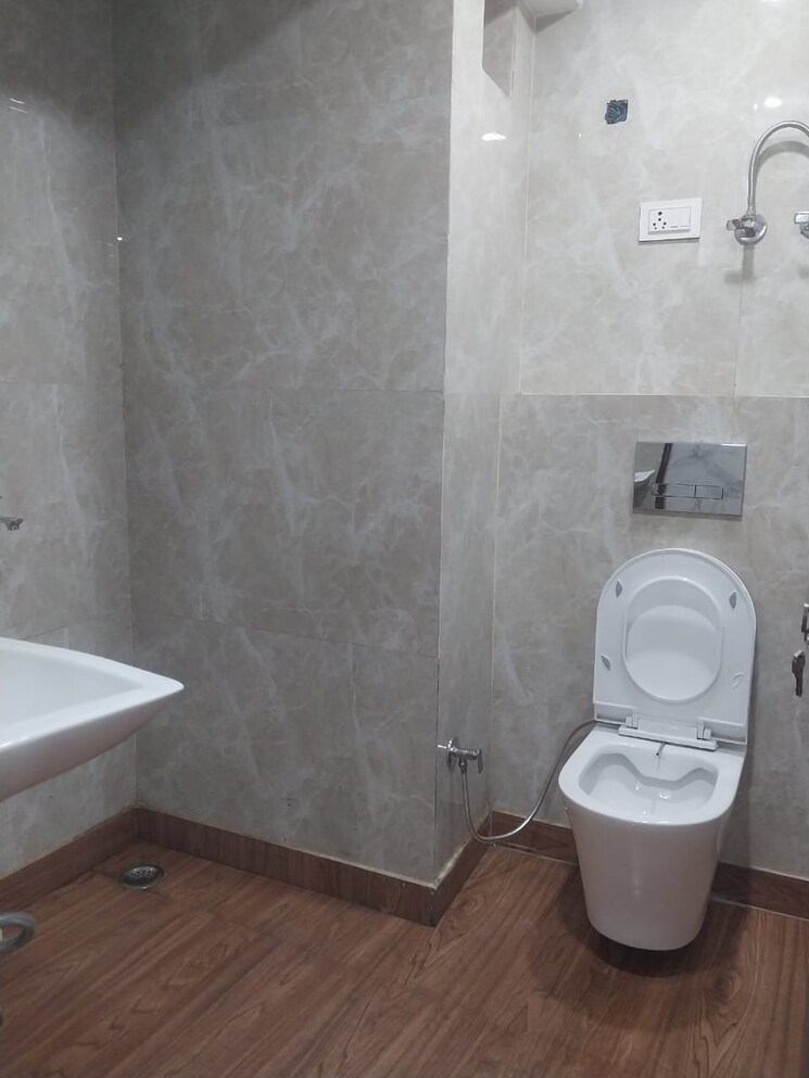 Bathroom, adarsh-apartments-cghs-ltd 2 Bedroom 850 Sq.Ft. Apartment In Paschim Vihar Delhi 8965781