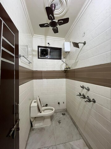 Attached Bathroom in 2.5 BHK Builder Floor at Uttam Nagar – for Rent