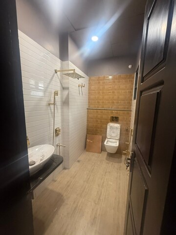 Attached Bathroom in 2 BHK Independent House at Gomti Nagar – for Rent