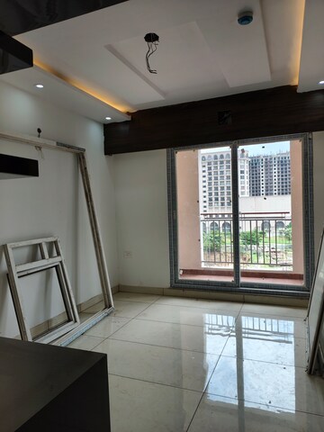 Room in 3 BHK Apartment at Omaxe Waterscapes, Gomti Nagar – for Rent