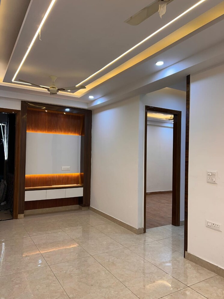 Room, sector 73 3 Bedroom 1500 Sq.Ft. Builder Floor In Sector 73 Noida 8965802