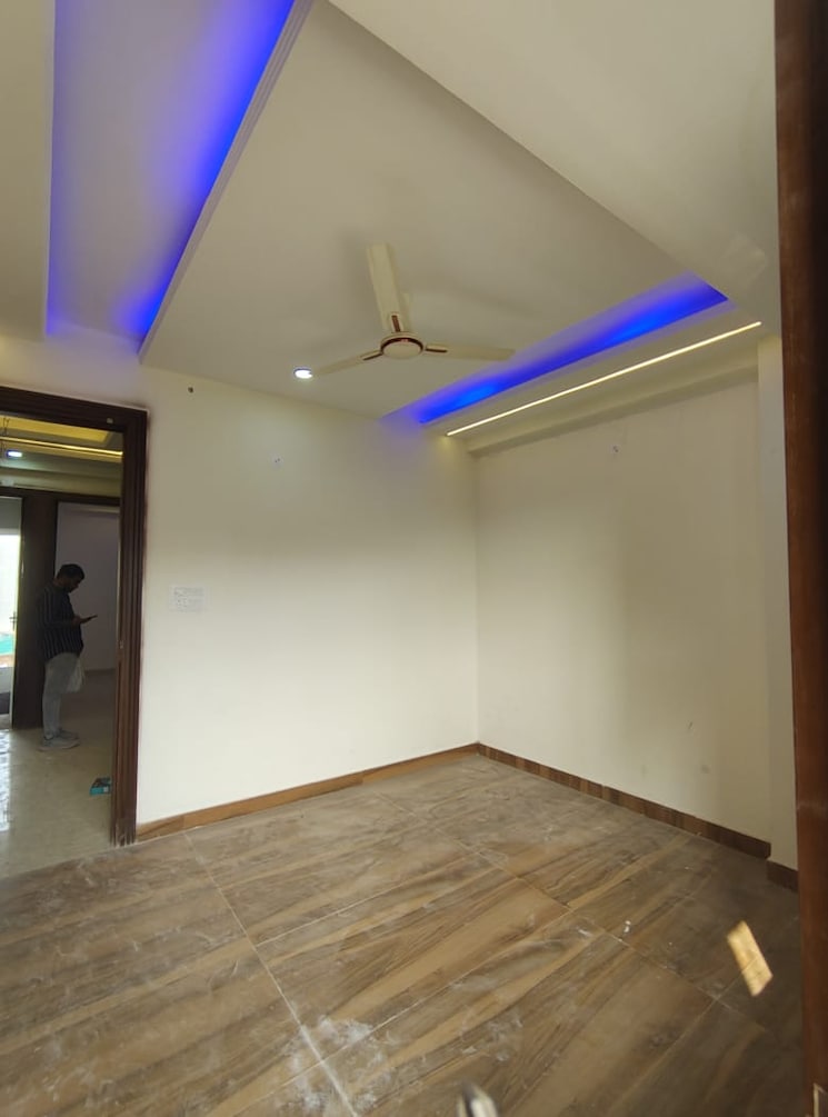 Room, sector 73 3 Bedroom 1500 Sq.Ft. Builder Floor In Sector 73 Noida 8965802