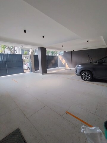 Parking in 3 BHK Builder Floor at DLF City Phase IV, Dlf Phase iv – for Rent