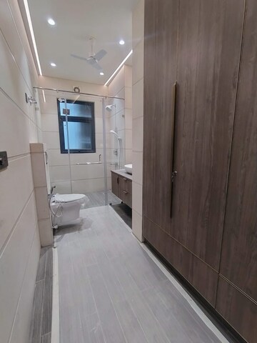 Bathroom in 3 BHK Builder Floor at DLF City Phase IV, Dlf Phase iv – for Rent