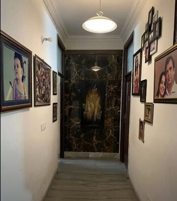 Building Lobby in 4 BHK Builder Floor at Sector 44 – for Rent