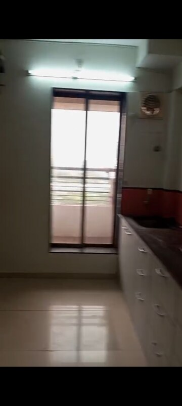 Room in 2.5 BHK Apartment at Neelkanth Palms Phase 2, Thane West – for Rent