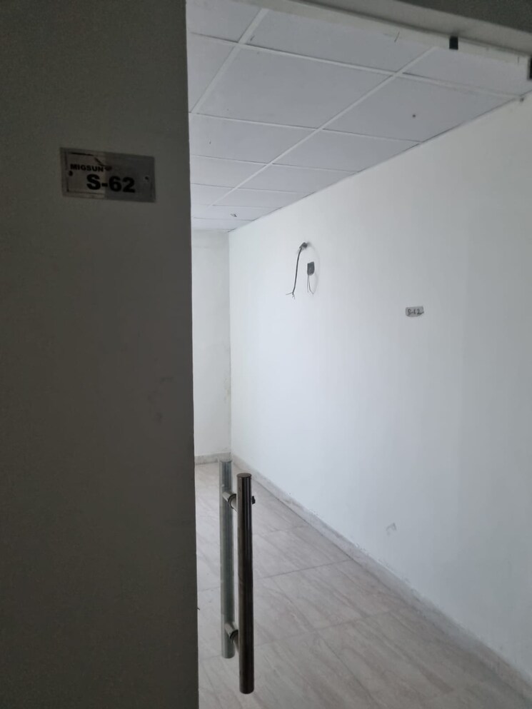 Room, migsun-mahaluxmi-mall Commercial Office Space 230 Sq.Ft. In Raj Nagar Ghaziabad 8965865