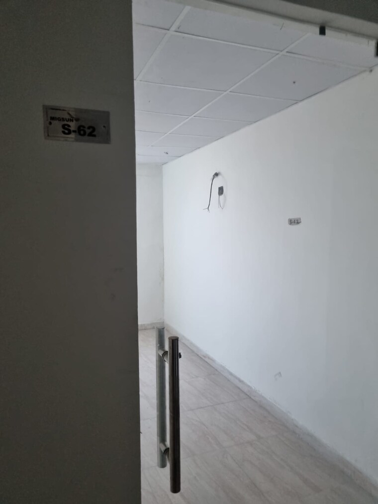 Room, migsun-mahaluxmi-mall Commercial Office Space 230 Sq.Ft. In Raj Nagar Ghaziabad 8965865