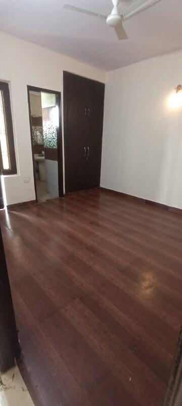 Room in 3 BHK Builder Floor at Sector 37 – for Rent
