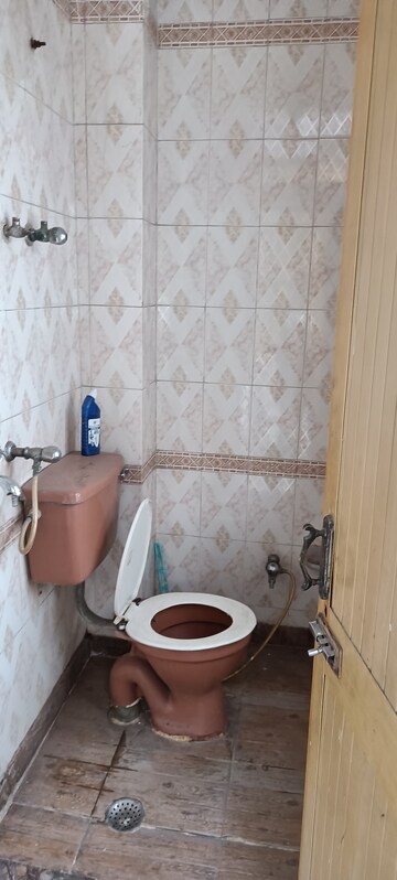 Bathroom in 1 BHK Builder Floor at Rohini Sector 8 – for Rent