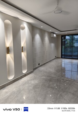 Room in 4 BHK Builder Floor at Hauz Khas – for Sale