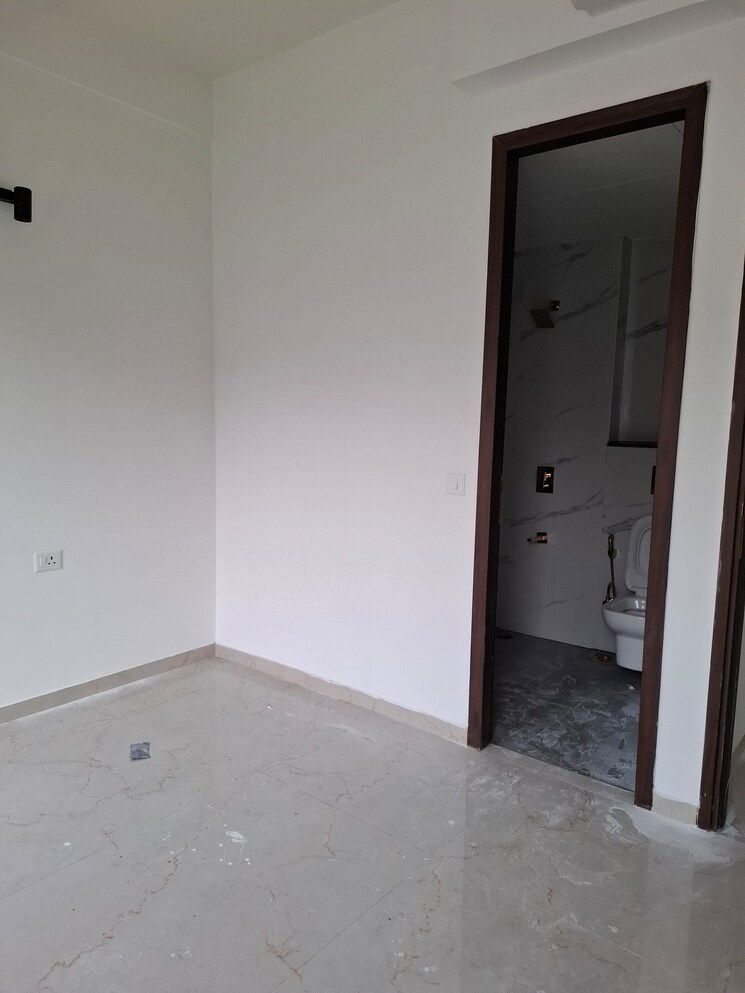 Kitchen, tulip-yellow 3 Bedroom 1704 Sq.Ft. Apartment In Sector 69 Gurgaon 8966156