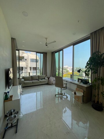 Team Area in 4 BHK Apartment at Bandra West – for Sale