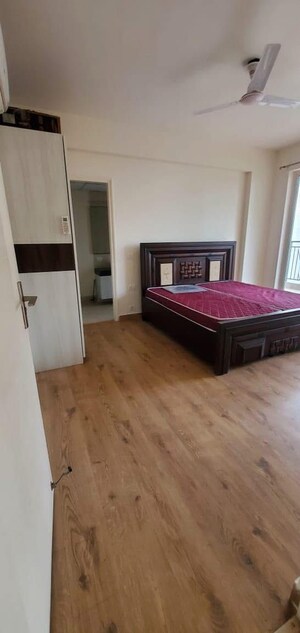 Bedroom in 3.5 BHK Builder Floor at DLF Building 10, Dlf Phase ii – for Sale