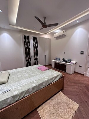 Bedroom in 3.5 BHK Builder Floor at DLF Building 10, Dlf Phase ii – for Sale