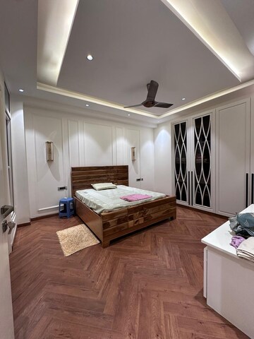 Bedroom in 3.5 BHK Builder Floor at DLF Building 10, Dlf Phase ii – for Sale