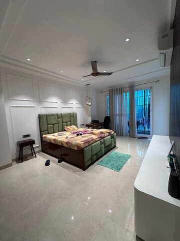 Bedroom in 3.5 BHK Builder Floor at DLF Building 10, Dlf Phase ii – for Sale