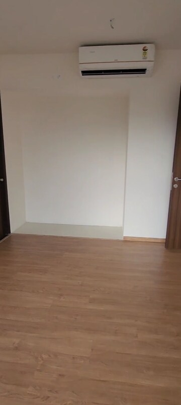 Room in 3 BHK Apartment at Indiabulls One Indiabulls, Pokhran Road No Two – for Rent