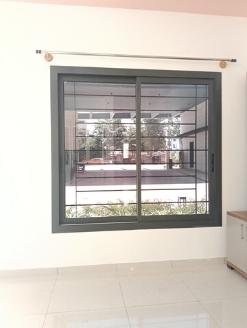 Room in 2 BHK Apartment at Sobha Lake Garden, Kr Puram – for Rent