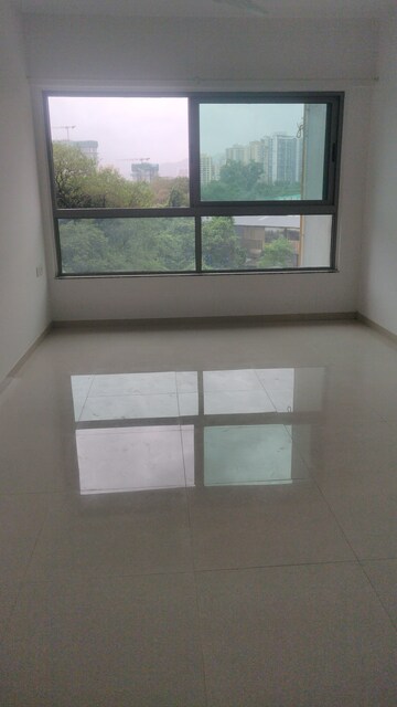 Room in 2 BHK Apartment at Kalpataru Immensa, Kolshet Road – for Rent