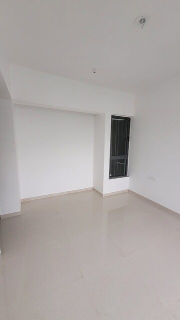 Room in 2 BHK Apartment at Kalpataru Immensa, Kolshet Road – for Rent