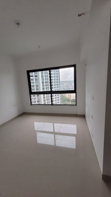 Room in 2 BHK Apartment at Kalpataru Immensa, Kolshet Road – for Rent