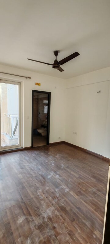 Room in 3 BHK Apartment at BPTP Discovery Park, Sector 80 – for Rent