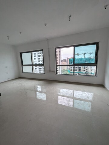 Room in 3.5 BHK Apartment at Kalpataru Immensa, Kolshet Road – for Rent