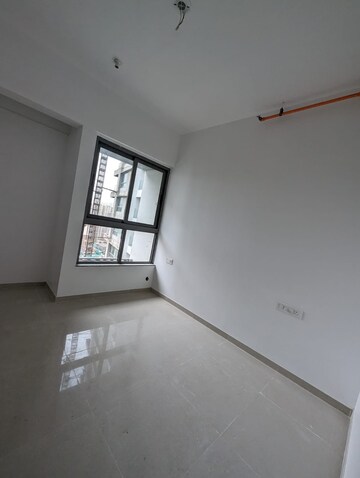 Room in 3.5 BHK Apartment at Kalpataru Immensa, Kolshet Road – for Rent