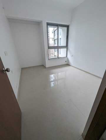 Room in 3.5 BHK Apartment at Kalpataru Immensa, Kolshet Road – for Rent