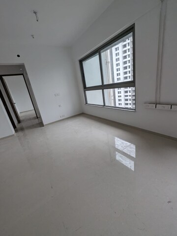Room in 3.5 BHK Apartment at Kalpataru Immensa, Kolshet Road – for Rent