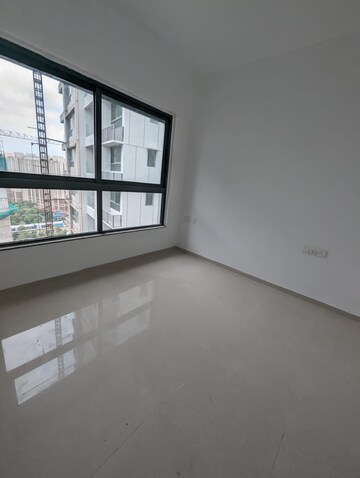 Room in 3.5 BHK Apartment at Kalpataru Immensa, Kolshet Road – for Rent