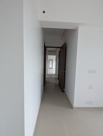 Room in 3.5 BHK Apartment at Kalpataru Immensa, Kolshet Road – for Rent