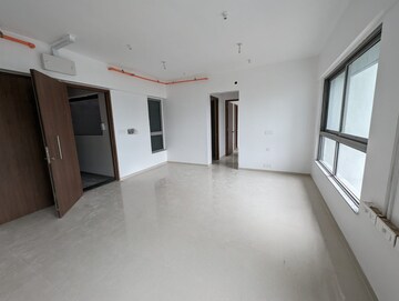 Room in 3.5 BHK Apartment at Kalpataru Immensa, Kolshet Road – for Rent