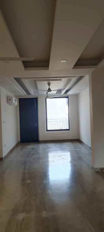 Room in 3 BHK Builder Floor at Sector 14 – for Rent