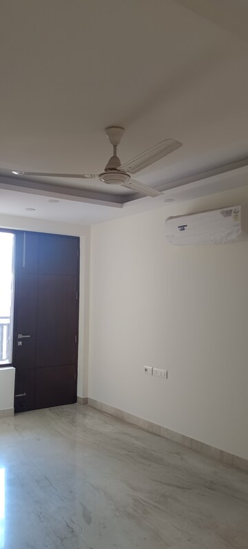 Room in 3 BHK Builder Floor at Sector 14 – for Rent